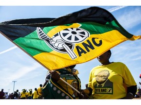 2019 年 4 月 7 日星期日，在南非布隆方丹举行的非洲人国民大会党 (ANC) 竞选活动期间，穿着党派颜色的支持者挥舞着旗帜。预计非国大将在 5 月 8 日的全国大选中轻松维持其对权力的垄断，尽管多数人数略有减少。