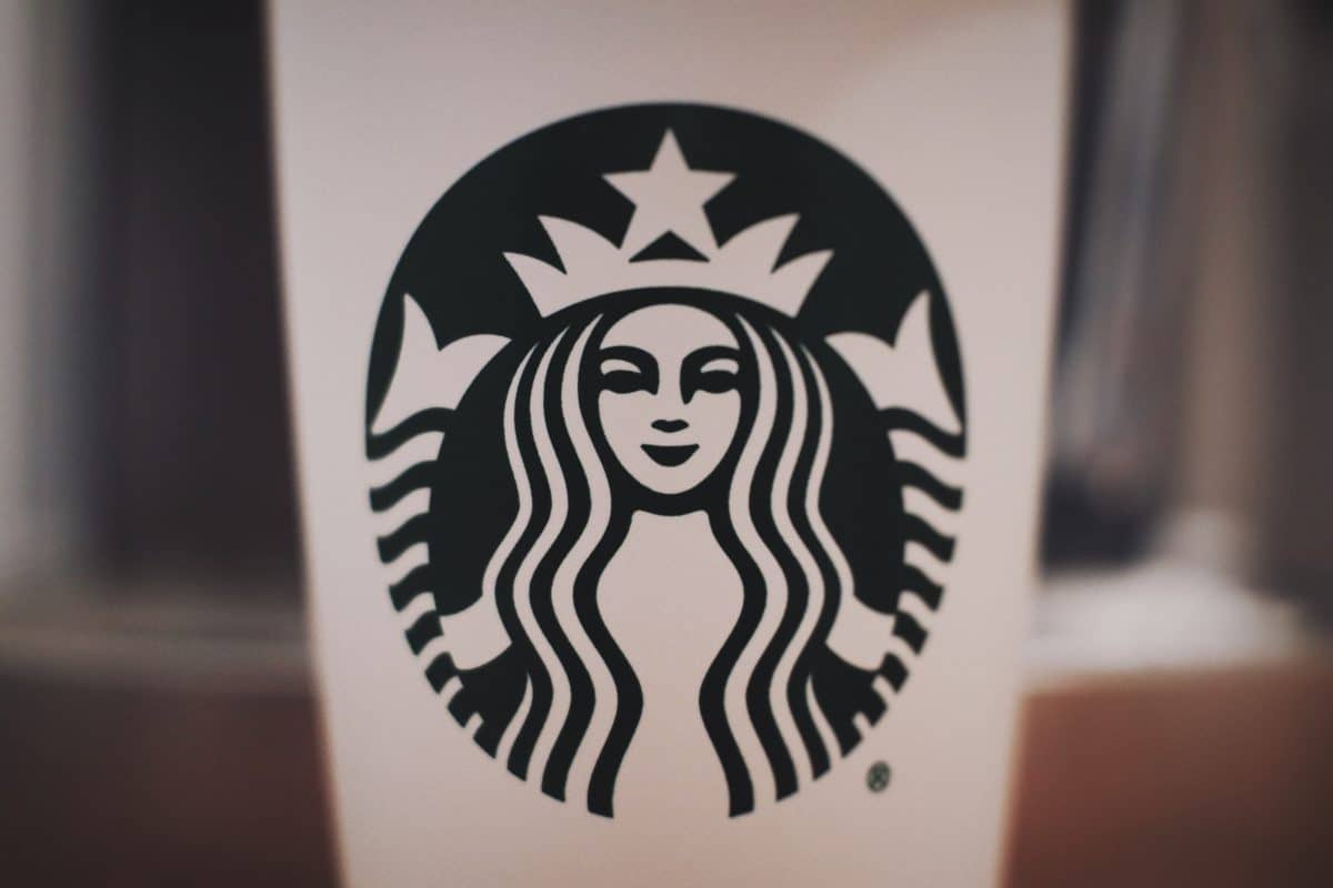 一杯星巴克咖啡的图像。