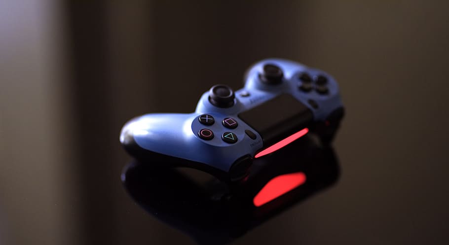 一个 Playstation 4 控制器闪烁红色，该公司计划很快推出 NFT 交易系统
