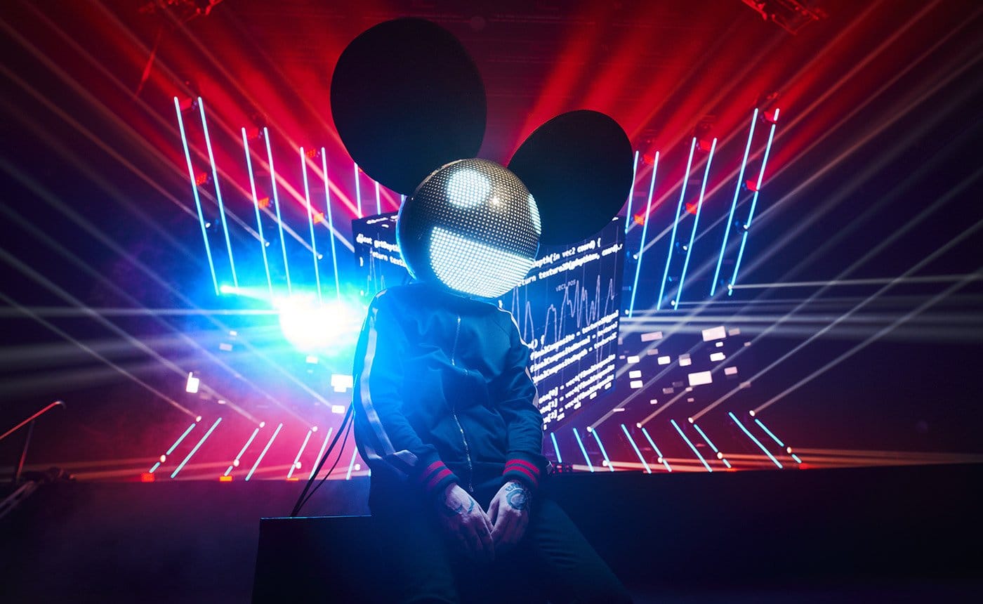 deadmau5 坐在激光舞台前的图片，用于他的 NFT