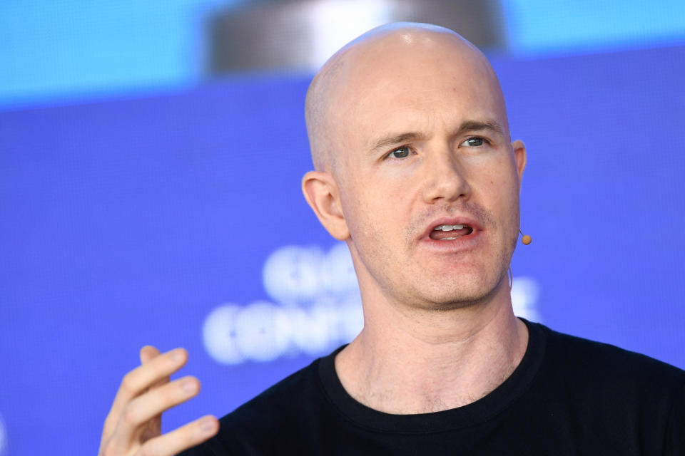 Coinbase 首席执行官兼联合创始人 Brian Armstrong 于 2022 年 5 月 2 日在加利福尼亚州比佛利山庄举行的米尔肯研究所全球会议上发表讲话。  （帕特里克·T·法伦/法新社摄）（帕特里克·T·法伦/法新社摄，Getty Images）