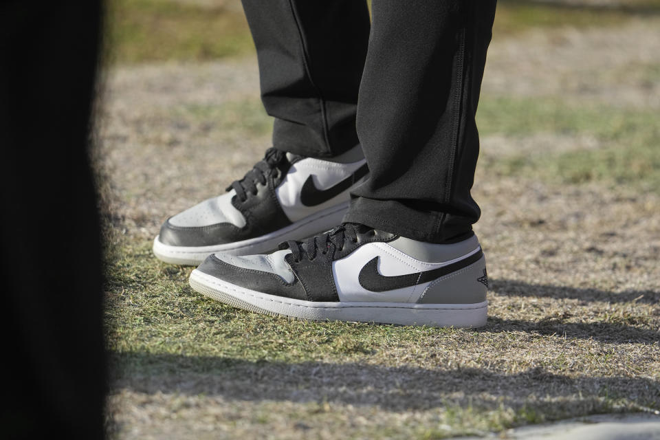 亚利桑那红雀队防守协调员万斯·约瑟夫 (Vance Joseph) 穿着 Nike Jordan 1 低帮鞋参加 2022 年 12 月 18 日星期日在丹佛举行的 NFL 橄榄球比赛，对阵丹佛野马队。  （美联社照片/巴特·杨）