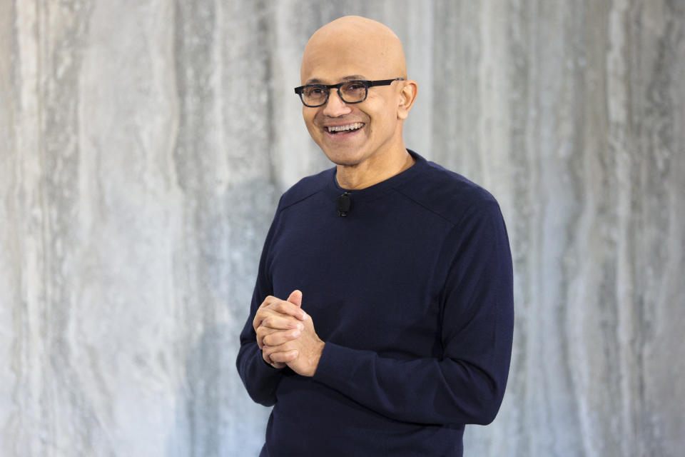 微软首席执行官萨蒂亚·纳德拉 (Satya Nadella) 于 2023 年 2 月 7 日在华盛顿州雷德蒙德举行的主题演讲中宣布将 ChatGPT 集成到微软的 Bing 中。 - 首席执行官萨蒂亚·纳德拉 (Satya Nadella) 表示，微软长期苦苦挣扎的 Bing 搜索引擎将集成基于语言的人工智能的强大功能说道，宣告了他所说的在线搜索的新时代。  （杰森·雷德蒙德 / 法新社摄）（杰森·雷德蒙德 / 法新社盖蒂图片社摄）