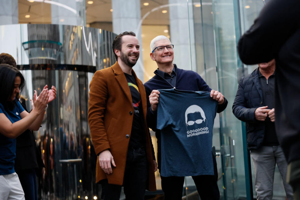 2024 年 2 月 2 日，苹果公司首席执行官蒂姆·库克在人们进入纽约市第五大道苹果店时向他们致意。