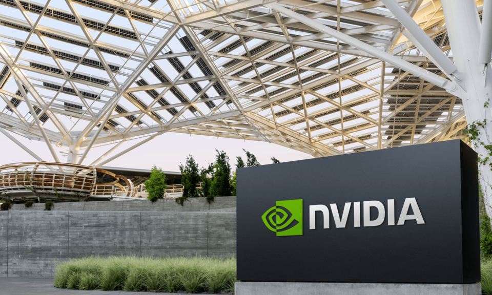 一座大型玻璃建筑外有一个带有 Nvidia 徽标的标牌。