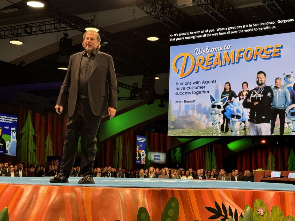 Salesforce 联合创始人兼首席执行官马克·贝尼奥夫 (Marc Benioff) 在 Dreamforce 2024 上发表主题演讲。