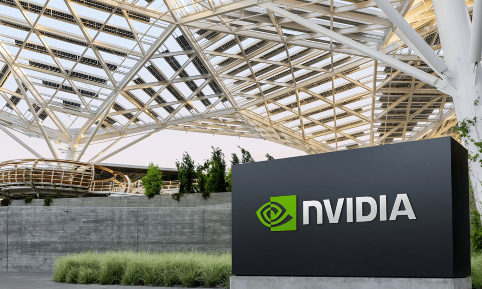 Nvidia 总部，前景是黑色的 Nvidia 标志。